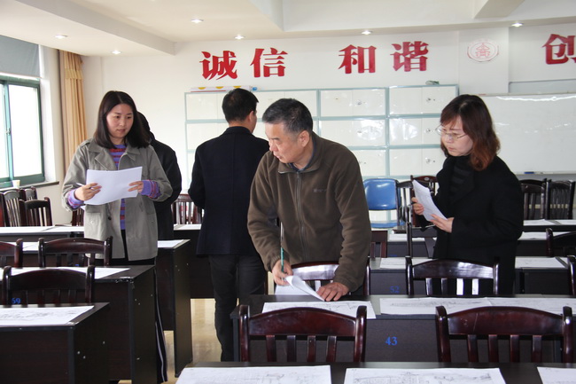 總建筑師由學(xué)函組織各部門(mén)建筑專(zhuān)業(yè)負責人對手繪作品進(jìn)行評比（網(wǎng)用）.jpg