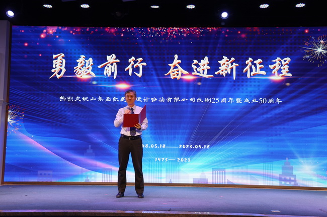 （外網(wǎng)用）5、總經(jīng)理宣布藝術(shù)作品評比結果.jpg